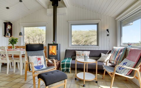 Abbie - 10M from the Sea: Bois, Meubles, Sol, Sol, Domicile, Salon, Chaise, Dur, Chalet, Parquet