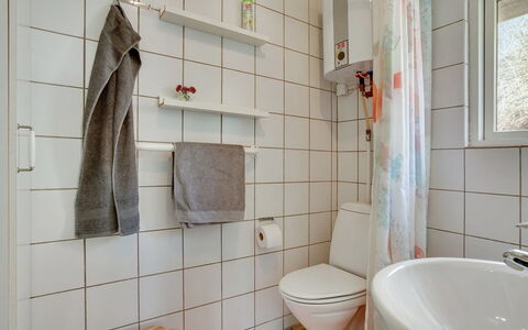 Abbie - 10M from the Sea: Mur, Salle De Bains, Sol, Luminaire Plomberie, Design Intérieur, Sol, Toilette, Siège De Toilette, Plomberie, Tuile