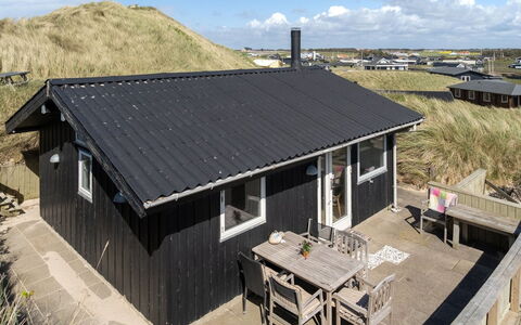 Abbie - 10M from the Sea: Bois, Sol, Design Intérieur, Sol, Meubles, Parquet, Pièce, Plafond, Tache De Bois, Dur