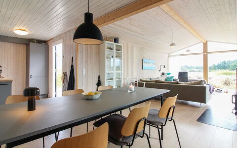 Marino - 480M from the Sea: Bois, Meubles, Table Cuisine Et Salle A Manger, Plafond, Domicile, Table, Chaise, Luminaire, Salle À Manger, Dur
