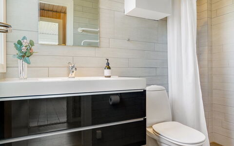 Marino - 480M from the Sea: Salle De Bains, Siège De Toilette, Luminaire Plomberie, Sol, Toilette, Design Intérieur, Armoire De Toilette, Sol, Évier, Lavabo