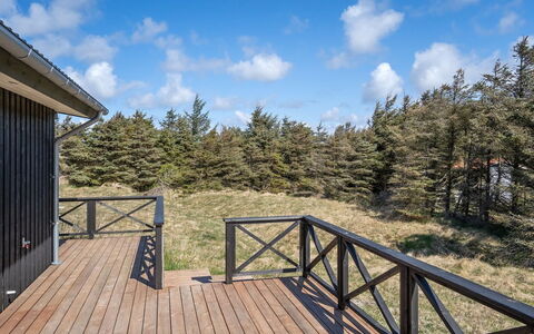 Tayara - 300M from the Sea: Bois, Sol, Design Intérieur, Sol, Meubles, Parquet, Pièce, Plafond, Tache De Bois, Dur