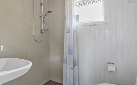 Arben - 900M from the Sea: Bois, Sol, Design Intérieur, Sol, Meubles, Parquet, Pièce, Plafond, Tache De Bois, Dur