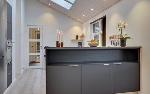 Amitola - 700M from the Sea: Design Intérieur, Cuisine, Meubles, Sol, Cabinetry, Comptoir, Bois, Plafond, Sol, Appareil De Cuisine