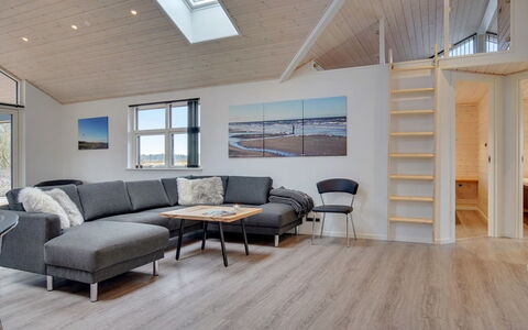 Amitola - 700M from the Sea: Bois, Sol, Design Intérieur, Plafond, Sol, Domicile, Parquet, Salon, Canapé, Appartement