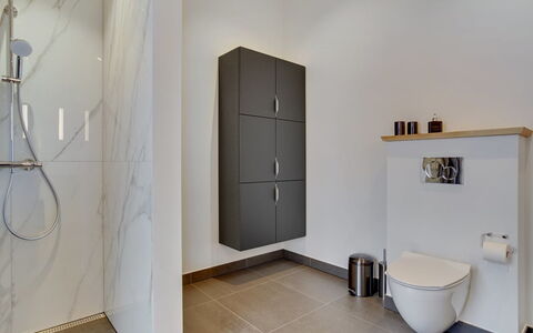 Amitola - 700M from the Sea: Sol, Design Intérieur, Sol, Mur, Luminaire Plomberie, Salle De Bains, Toilette, Plomberie, Éclairage, Tuile