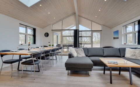 Amitola - 700M from the Sea: Bois, Plafond, Salon, Dur, Planche, L'Hiver, Parquet, Canapé, Table Cuisine Et Salle A Manger