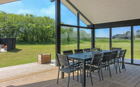 Amitola - 700M from the Sea: Bois, Porche, Sol, Plafond, Sol, Meubles, Ombre, Plate-Forme, Chaise, Dur