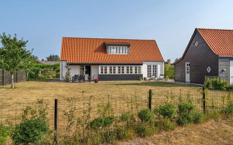 Pelagija - 900M from the Sea: Bâtiment, Herbe, Toit, Fenêtre, Maison, Domicile, Architecture, Façade, Chalet, Zone Résidentielle