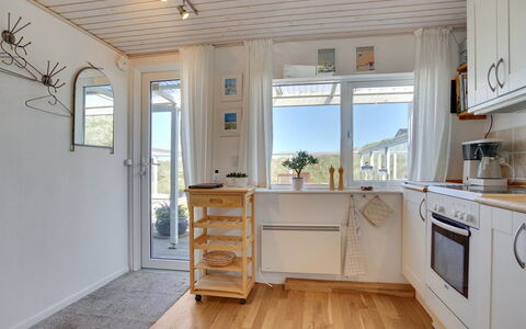 Ecaterina - 100M from the Sea: Sol, Design Intérieur, Bois, Sol, Cuisine, Meubles, Plafond, Principaux Appliance, Parquet, Appareil De Cuisine