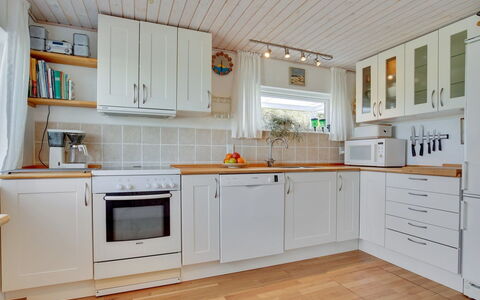 Ecaterina - 100M from the Sea: Cuisine, Appareil De Cuisine, Comptoir, Sol, Principaux Appliance, Bois, Cabinetry, Design Intérieur, Sol, Électroménager
