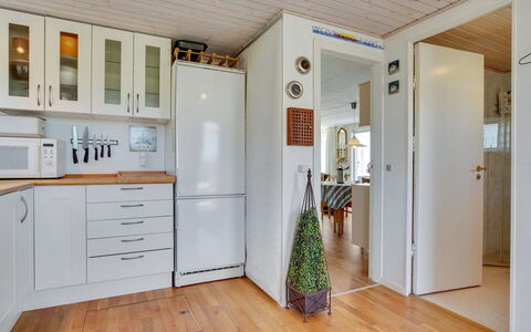 Ecaterina - 100M from the Sea: Sol, Appareil De Cuisine, Principaux Appliance, Sol, Bois, Design Intérieur, Cuisine, Parquet, Réfrigérateur, Comptoir