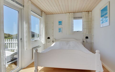Ecaterina - 100M from the Sea: Chambre, Lit, Bois, Meubles, Sol, Design Intérieur, Drap De Lit, Plafond, Literie, Sol