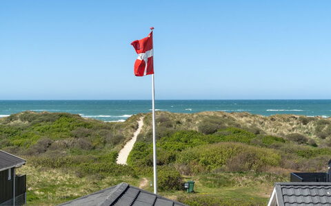 Ecaterina - 100M from the Sea: Ciel, Bleu, Été, Paysage, Drapeau, Pôle, Côte, Pente, Ombre