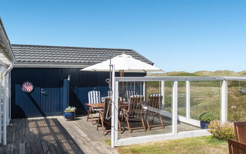 Ecaterina - 100M from the Sea: Bois, Domicile, Toit, Porte, Maison, Porche, Chalet, Lot Terre, Plate-Forme, Ombre
