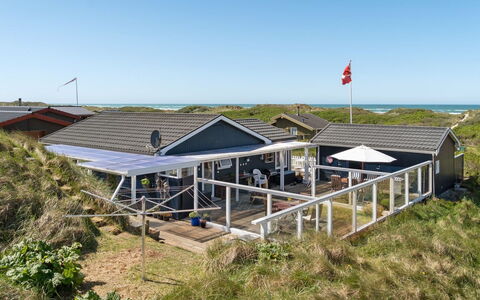 Ecaterina - 100M from the Sea: Toit, Domicile, Chalet, Biens, Porche, Ombre, Siding, Structure En Plein Air, Batiments Jardin, Eco Hôtel