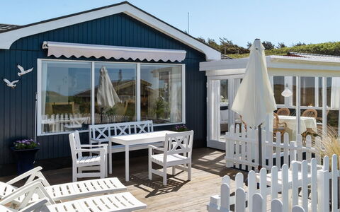 Ecaterina - 100M from the Sea: Porche, Meubles, Domicile, Porte, Toit, Chalet, Ombre, Chaise, Plate-Forme, Mobilier De Jardin