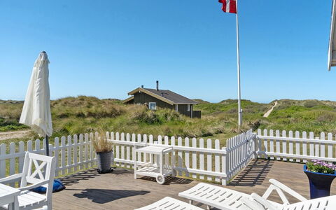 Ecaterina - 100M from the Sea: Domicile, Maison, Toit, Chalet, Lot Terre, Porche, Pente, Biens, Ombre