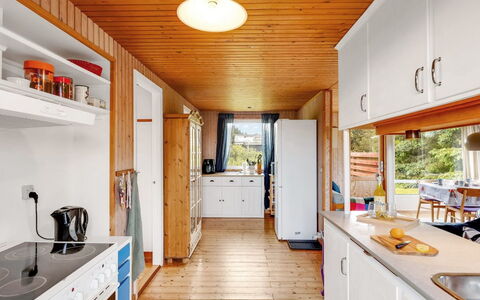 Jule - 600M from the Sea: Bois, Sol, Design Intérieur, Cuisine, Sol, Plafond, Meubles, Tache De Bois, Dur, Parquet