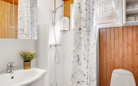 Jule - 600M from the Sea: Bois, Sol, Design Intérieur, Luminaire Plomberie, Sol, Salle De Bains, Pièce, Rideau, Lavabo, Plomberie