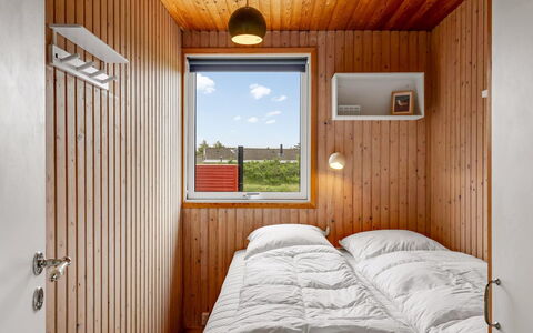 Jule - 600M from the Sea: Bois, Tache De Bois, Dur, Planche, Chambre, Conception, Daylighting, Lit, Literie, Contre-Plaqué