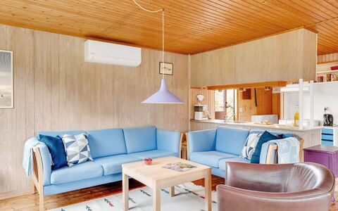Jule - 600M from the Sea: Meubles, Design Intérieur, Sol, Sol, Bois, Canapé, Plafond, Pièce, Salon, Éclairage
