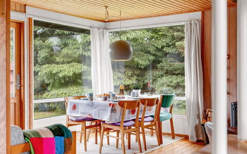 Jule - 600M from the Sea: Meubles, Design Intérieur, Sol, Chaise, Bois, Table, Sol, Salle À Manger, Plafond, Table Cuisine Et Salle A Manger