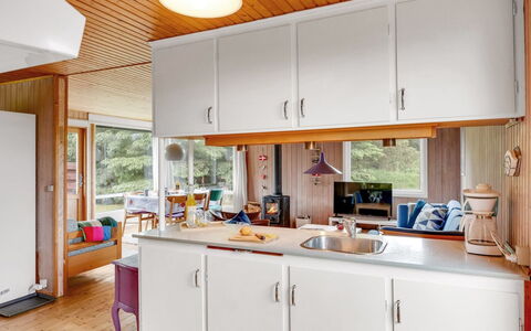 Jule - 600M from the Sea: Cuisine, Comptoir, Appareil De Cuisine, Design Intérieur, Meubles, Principaux Appliance, Bois, Sol, Cabinetry, Plafond