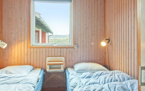 Jule - 600M from the Sea: Bois, Chambre, Sol, Plafond, Tache De Bois, Lit, Dur, Literie, Planche, Drap De Lit