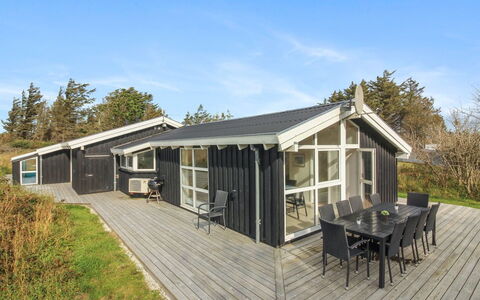 Marlie - 600M from the Sea: Meubles, Design Intérieur, Chaise, Sol, Table, Recours, Sol, Plafond, Pièce, Eco Hôtel