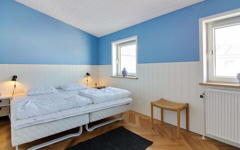 Meglena - 50M from the Sea: Sol, Design Intérieur, Chambre, Plafond, Literie, Lit, Drap De Lit, Cadre De Lit, Linge, Peindre