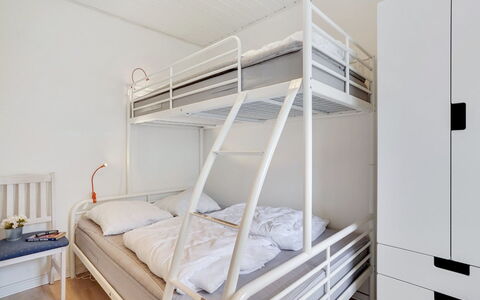 Meglena - 50M from the Sea: Sol, Chambre, Sol, Lit, Design Intérieur, Literie, Meubles, Lit Superposé, Drap De Lit, Parquet