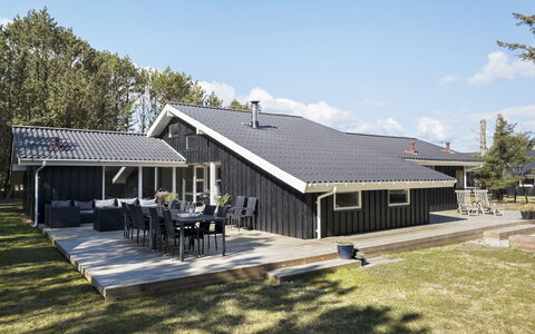 Yessica - 300M from the Sea: Meubles, Design Intérieur, Chaise, Sol, Table, Recours, Sol, Plafond, Pièce, Eco Hôtel