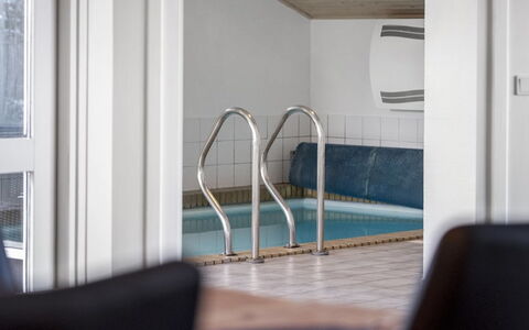 Yessica - 300M from the Sea: Meubles, Design Intérieur, Chaise, Sol, Table, Recours, Sol, Plafond, Pièce, Eco Hôtel
