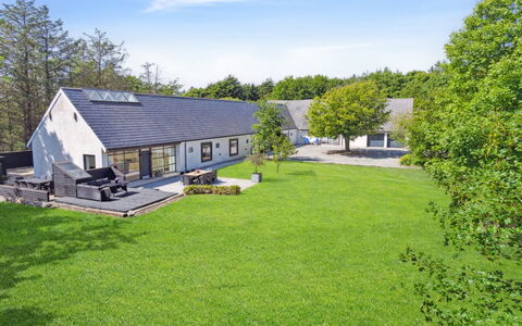 Thilo - 2.3Km from the Sea: Maison, Domicile, Porte, Toit, Chalet, Biens, Jardin, Ombre, Siding, Cour