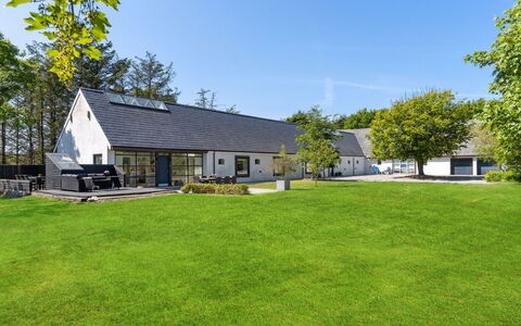 Thilo - 2.3Km from the Sea: Maison, Domicile, Porte, Toit, Chalet, Biens, Jardin, Ombre, Siding, Cour