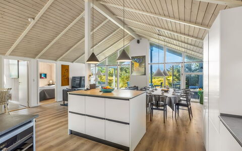 Elna - 400M from the Sea: Plafond, Design Intérieur, Bois, Sol, Meubles, Cuisine, Chaise, Table Cuisine Et Salle A Manger, Sol, Parquet
