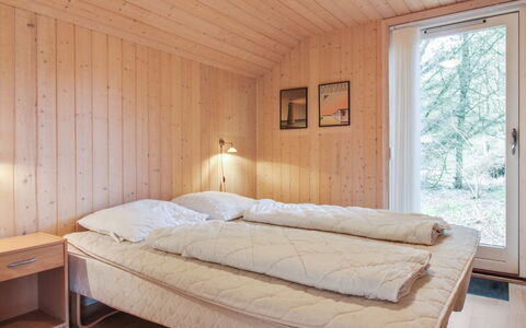Synnöve - 550M from the Sea: Chambre, Bois, Lit, Design Intérieur, Plafond, Drap De Lit, Literie, Pièce, Sol, Cadre De Lit