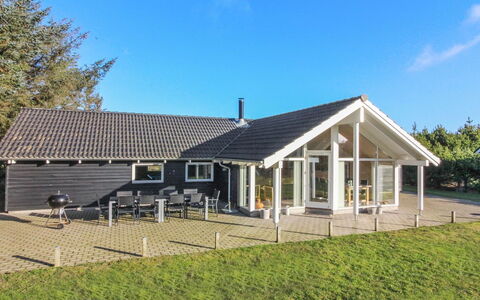 Synnöve - 550M from the Sea: Domicile, Maison, Toit, Chalet, Biens, Ombre, Siding, Porche, Allée, Ferme