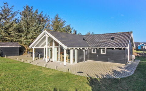 Synnöve - 550M from the Sea: Chalet, Domicile, Maison, Toit, Porche, Biens, Siding, Batiments Jardin, Ferme, Cour