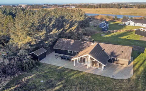 Synnöve - 550M from the Sea: Chalet, Domicile, Maison, Toit, Porche, Biens, Siding, Batiments Jardin, Ferme, Cour