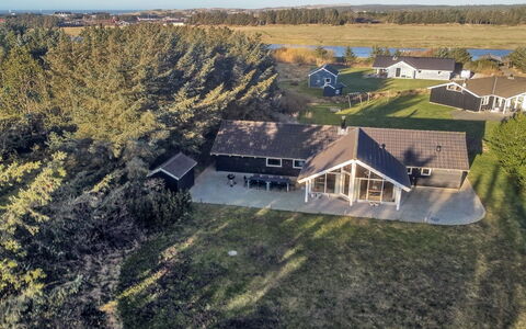 Synnöve - 550M from the Sea: Chalet, Domicile, Maison, Toit, Porche, Biens, Siding, Batiments Jardin, Ferme, Cour