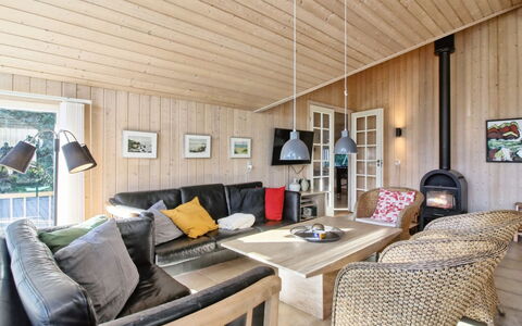 Synnöve - 550M from the Sea: Chalet, Domicile, Maison, Toit, Porche, Biens, Siding, Batiments Jardin, Ferme, Cour