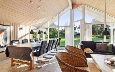Synnöve - 550M from the Sea: Chalet, Domicile, Maison, Toit, Porche, Biens, Siding, Batiments Jardin, Ferme, Cour
