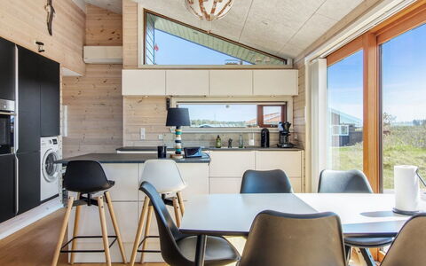 Tuire - 250M from the Sea: Sol, Bois, Design Intérieur, Plafond, Sol, Meubles, Parquet, Table Cuisine Et Salle A Manger, Luminaire, Cuisine