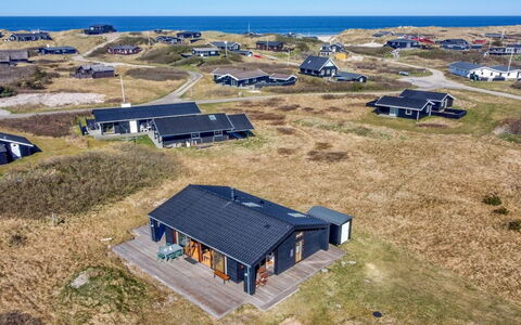 Tuire - 250M from the Sea: Bleu, Cabane