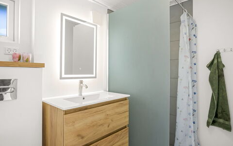 Marius - 200M from the Sea: Sol, Sol, Luminaire Plomberie, Salle De Bains, Armoire De Toilette, Plomberie, Lavabo, Évier, Cabinetry, Robinet