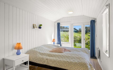 Marius - 200M from the Sea: Chambre, Design Intérieur, Bois, Lit, Plafond, Drap De Lit, Sol, Meubles, Sol, Literie