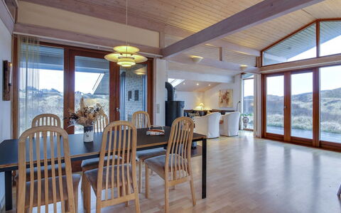 Essie - 250M from the Sea: Bois, Design Intérieur, Sol, Plafond, Meubles, Parquet, Sol, Luminaire, Chaise, Salle À Manger