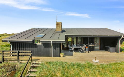 Essie - 250M from the Sea: Toit, Bois, Maison, Domicile, Chalet, Architecture, Porte, Lot Terre, Porche, Siding